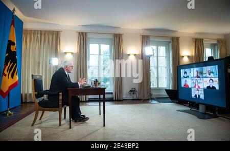 22. Januar 2021, Berlin: Bundespräsident Frank-Walter Steinmeier wird sich in seiner zweiten "Bürgersituation" aus dem Schloss Bellevue erneut per Live-Video mit den sieben Bürgern austauschen, mit denen er im Dezember 2020 erstmals über ihre Situation während der Pandemie sprach. Mit der "Bürgersituation" will der Bundespräsident direkt hören, wo seine Gesprächspartner die Herausforderungen und Probleme dieser Zeit sehen und ihre Ansichten zu den weiteren Entwicklungen im Land erfahren. Darüber hinaus will er wissen, welche Erfahrungen die Teilnehmer im Corona-Alltag haben und w Stockfoto