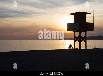 Silhouette des Rettungsschwimmerturms am Strand bei Sonnenuntergang, Salobrena Stockfoto