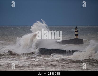 Seaham, County Durham, Großbritannien. Donnerstag, 24. Dezember 2020: Als Schneeschauer Teile Nordenglands heute Morgen überschlugen, wurde die Küste geschlagen Stockfoto