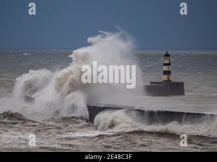 Seaham, County Durham, Großbritannien. Donnerstag, 24. Dezember 2020: Als Schneeschauer Teile Nordenglands heute Morgen überschlugen, wurde die Küste geschlagen Stockfoto