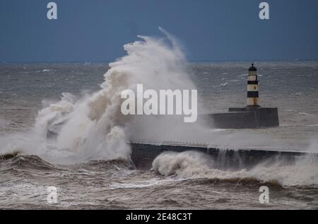 Seaham, County Durham, Großbritannien. Donnerstag, 24. Dezember 2020: Als Schneeschauer Teile Nordenglands heute Morgen überschlugen, wurde die Küste geschlagen Stockfoto