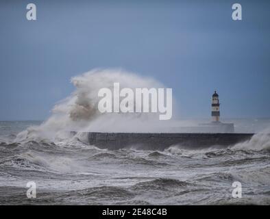 Seaham, County Durham, Großbritannien. Donnerstag, 24. Dezember 2020: Als Schneeschauer Teile Nordenglands heute Morgen überschlugen, wurde die Küste geschlagen Stockfoto