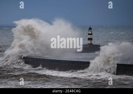 Seaham, County Durham, Großbritannien. Donnerstag, 24. Dezember 2020: Als Schneeschauer Teile Nordenglands heute Morgen überschlugen, wurde die Küste geschlagen Stockfoto