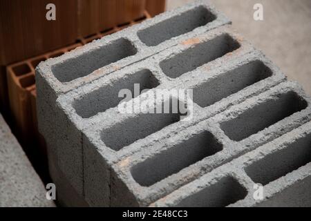 Betonklötze für den Bau eines neuen Gebäudes Stockfoto