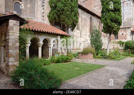 Kreuzgang & Garten des C13. Collégiale Saint-Salvi d'Albi Or Saint Salvi Kirche Albi Tarn Frankreich Stockfoto