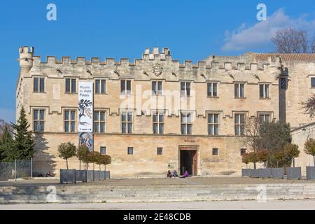 Avignon, Frankreich - 30. Januar 2016: Gebäude des kleinen Palastmuseums und der Kunstgalerie in Avignon, Frankreich. Stockfoto