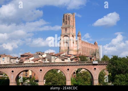 Kathedrale Basilika Saint Cecilia, Kathedrale Saint Cecile oder Albi Kathedrale & Eisenbahnviadukt Albi Tarn Frankreich Stockfoto