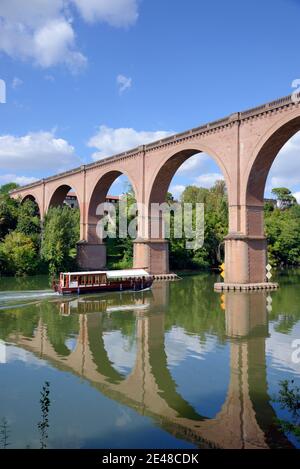 Flussfahrt oder Bootsfahrt auf dem Fluss Tarn & Die c19th Eisenbahnbrücke oder Backsteinviadukt von Casteviel reflektiert Im Fluss Albi Tarn Frankreich Stockfoto