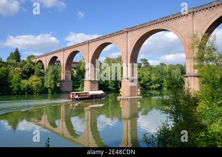 Flussfahrt oder Bootsfahrt auf dem Fluss Tarn & Die c19th Eisenbahnbrücke oder Backsteinviadukt von Casteviel reflektiert Im Fluss Albi Tarn Frankreich Stockfoto