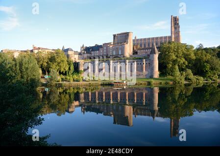 Bischofspalast oder Palais de la Berbie (13.) spiegelt sich in Der Fluss Tarn Albi Frankreich Stockfoto