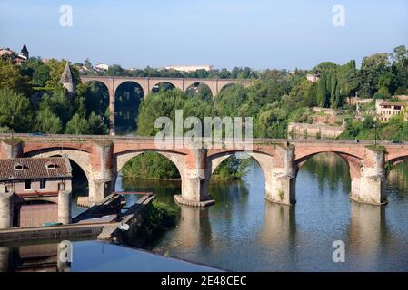 Alte Brücke (1035) Pont Vieux & Eisenbahnviadukt von Casteviel (c 19) über dem Fluss Tarn Albi Frankreich Stockfoto