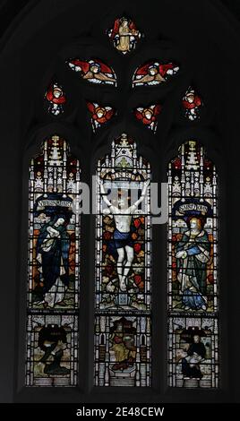 Ein Buntglasfenster, das die Kreuzigung Jesu und die Charaktere des Alten Testaments darstellt, St. Mary Magdalene & All Saints Church, Haselor, Warwickshire Stockfoto