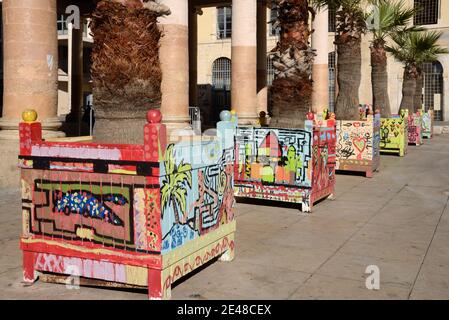 Bunte Holzpflanzer verziert mit Grafitti-Motiven vor Die Säulen des Marktgebäudes Halle Puget (1672) Marseille Frankreich Stockfoto