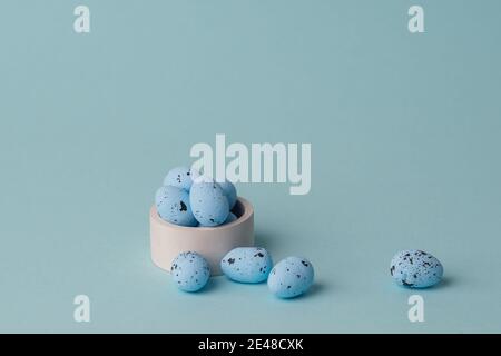 Wachtel blau ostereier auf blauem Hintergrund. Minimale Ausstattung mit Kopierfläche. Einrichtung für Frühlingsferien Stockfoto