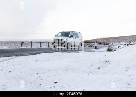 Garrigill, Cumbria, UK - Montag, 27. Januar 2020 - Schneeschauer haben sich heute Morgen in der Nähe von Garrigill in Cumbria fortgesetzt Stockfoto