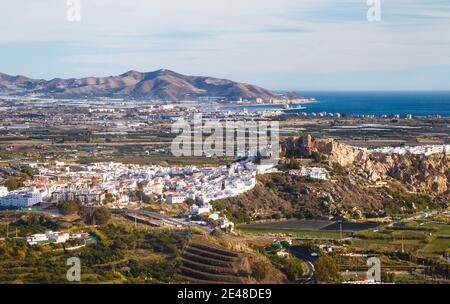 Blick auf die Stadt Salobrena und das Schloss mit der Küste und dem Hafen von Motril Stockfoto