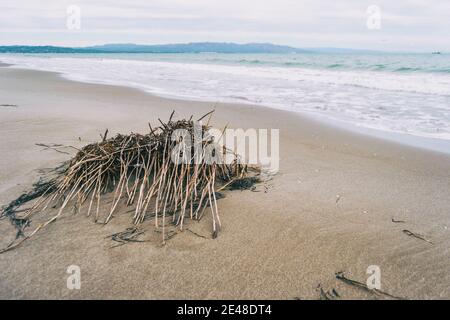 Einsamer Strand im Delta del ebro, tarragona, spanien. Der Tag ist bewölkt und windig. Stockfoto