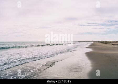 Einsamer Strand im Delta del ebro, tarragona, spanien. Der Tag ist bewölkt und windig. Stockfoto