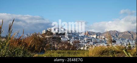 Salobrena Altstadt auf einem Hügel mit Bergen hinter Stockfoto