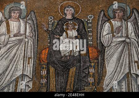 Madonna und Kind, thront und flankiert von Engeln. Ostrogotisches Mosaik in der Basilica di Sant’Apollinare Nuovo in Ravenna, Emilia-Romagna, Italien. Das Mosaik entstand in den 500er Jahren n. Chr. Stockfoto