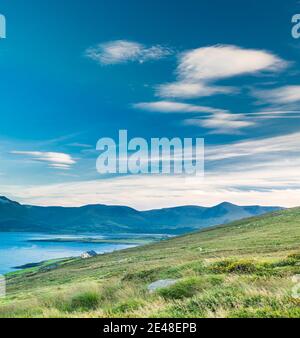 Blick über die Brandon Bay von Brandon aus Fahren Sie in Richtung der Berge des zentralen Dingle Penisula, County Kerry, Irland Stockfoto