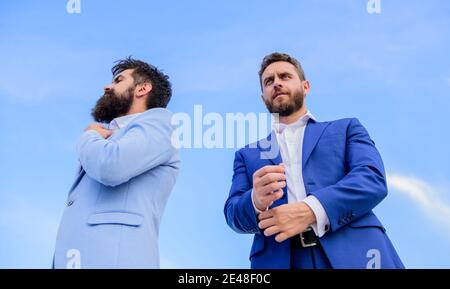 Perfekt im Detail. Makellose Erscheinungsbild verbessert die Ruf professionelle Unternehmer. Bärtige Unternehmer posing selbstbewusst Ansicht von unten. Business danebenstehen und blauer Himmel. Stockfoto