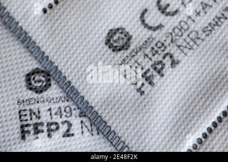 Köln, Deutschland. Januar 2021. ABBILDUNG - FFP2-Masken mit CE-Zertifizierung liegen auf einem Tisch. Quelle: Rolf Vennenbernd/dpa/Alamy Live News Stockfoto