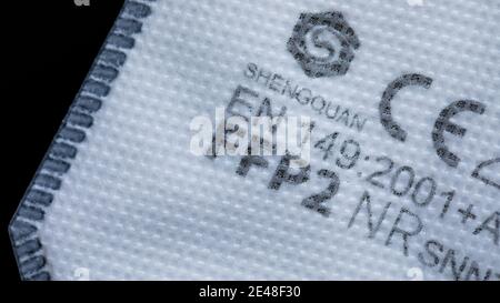 Köln, Deutschland. Januar 2021. ABBILDUNG - FFP2-Masken mit CE-Zertifizierung liegen auf einem Tisch. Quelle: Rolf Vennenbernd/dpa/Alamy Live News Stockfoto