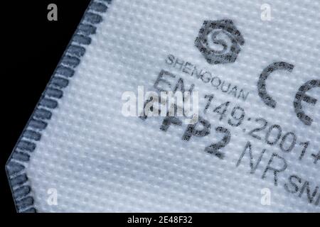 Köln, Deutschland. Januar 2021. ABBILDUNG - FFP2-Masken mit CE-Zertifizierung liegen auf einem Tisch. Quelle: Rolf Vennenbernd/dpa/Alamy Live News Stockfoto