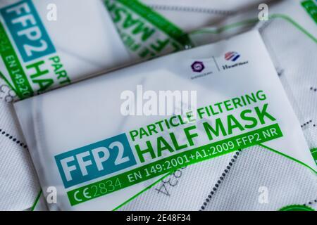 Köln, Deutschland. Januar 2021. ABBILDUNG - FFP2-Masken mit CE-Zertifizierung sind auf einem Tisch verpackt. Quelle: Rolf Vennenbernd/dpa/Alamy Live News Stockfoto