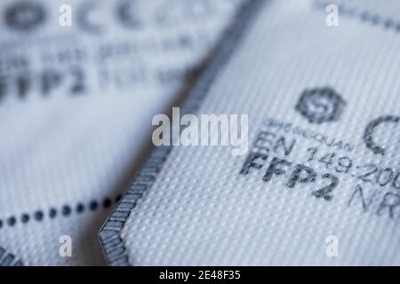 Köln, Deutschland. Januar 2021. ABBILDUNG - FFP2-Masken mit CE-Zertifizierung liegen auf einem Tisch. Quelle: Rolf Vennenbernd/dpa/Alamy Live News Stockfoto