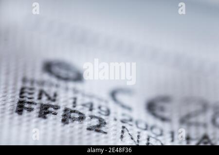 Köln, Deutschland. Januar 2021. ABBILDUNG - FFP2-Masken mit CE-Zertifizierung liegen auf einem Tisch. Quelle: Rolf Vennenbernd/dpa/Alamy Live News Stockfoto