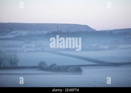 Cardiff, Wales, Großbritannien. Januar 2020. Ein eiskiger Januarmorgen über Ackerland im Westen von Cardiff. Kredit: Mark Hawkins/Alamy Live Nachrichten Stockfoto