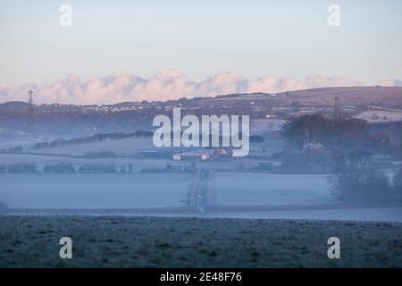 Cardiff, Wales, Großbritannien. Januar 2020. Ein eiskiger Januarmorgen über Ackerland im Westen von Cardiff. Kredit: Mark Hawkins/Alamy Live Nachrichten Stockfoto