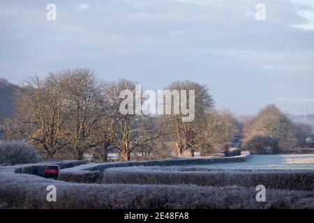 Cardiff, Wales, Großbritannien. Januar 2020. Ein Autofahrer fährt an einem eiskalten Januarmorgen im Westen von Cardiff auf einer schmalen Landstraße. Kredit: Mark Hawkins/Alamy Live Nachrichten Stockfoto