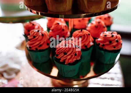 Geburtstag exitische Catering, Tisch mit modernen Desserts, Cupcakes, Süßigkeiten mit Früchten. Leckere Süßigkeiten Bar auf teure Geburtstagsparty. Platz für Text. b Stockfoto