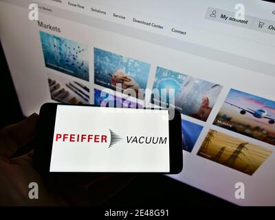 Hochwinkelansicht des Mobiltelefons mit Logo des Pumpenherstellers Pfeiffer Vacuum Technology AG auf dem Bildschirm vor der Website. Konzentrieren Sie sich auf die Telefonanzeige. Stockfoto