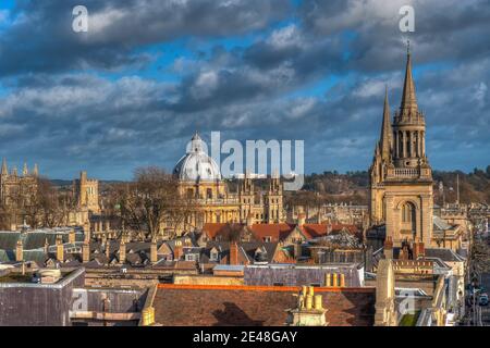 Der Blick über die Dächer von Oxford von der Spitze des Carfax Tower in Oxford. Die Kirche auf der rechten Seite ist die Universitätskirche der Heiligen Jungfrau Maria Stockfoto