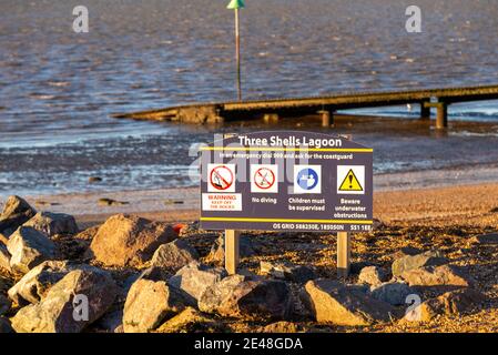 Three Shells Lagoon auf der Western Esplanade, Southend on Sea, Essex, Großbritannien. Seewasserpool Schild mit Warnungen vor Klettern auf Felsen. Kein Tauchen Stockfoto