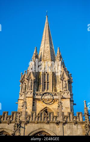 Der Turm der Universitätskirche St. Mary the Virgin in Oxford. Stockfoto