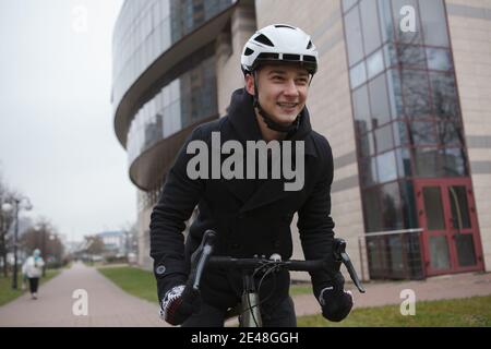 Glücklicher Mann lachend, genießen Radfahren in der Stadt im Herbst oder Winter Stockfoto