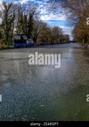 Der gefrorene Kennet und Avon Kanal bei Kintbury Lock in Berkshire, England. Stockfoto