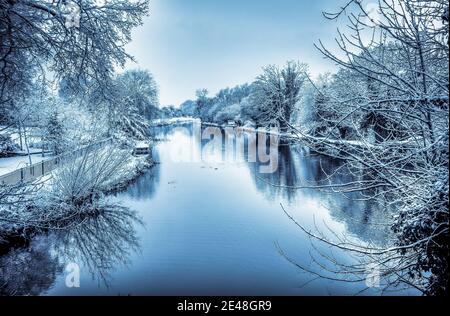 Der Kennet und Avon Kanal in der Nähe von Kintbury Lock in Berkshire an einem kalten Wintertag. Stockfoto