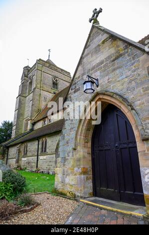 Der Vordereingang zur St. Wilfrid's Church in Haywards Heath, West Sussex, Großbritannien. Stockfoto