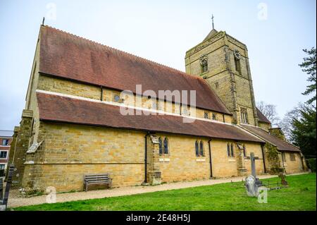 Die nach Süden gerichtete Fassade und der kurze Turm der St. Wilfrid's Church in Haywards Heath, West Sussex, Großbritannien. Stockfoto