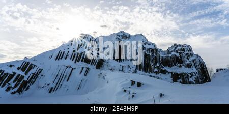 Panska skala - Gesteinsbildung von fünfeckigen und sechseckigen Basaltsäulen. Sieht aus wie riesige Orgelpfeifen. Im Winter von Schnee und Eis bedeckt. Kamenicky Senov, Tschechische Republik. Stockfoto