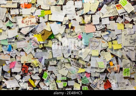 Ein Teil der mit Liebesbotschaften bedeckten Wand im Juliet-Haus, Verona, Italien Stockfoto