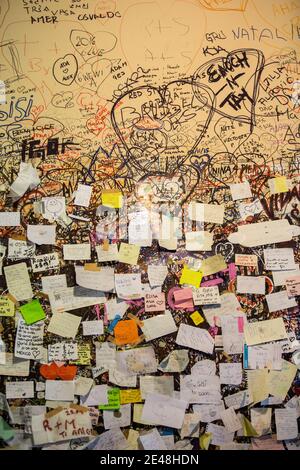 Ein Teil der mit Liebesbotschaften bedeckten Wand im Juliet-Haus, Verona, Italien Stockfoto