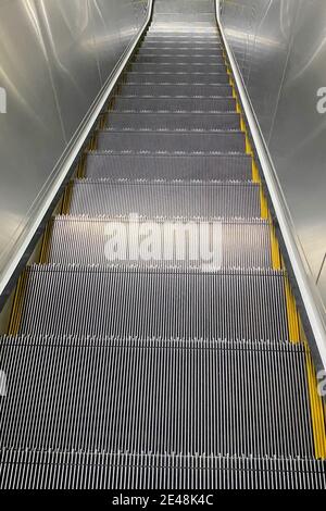 Vertikaler Weitwinkelschuss einer leeren Rolltreppe Stockfoto