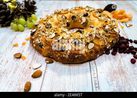 Roscon de reyes traditionelle spanische Dessert zu Weihnachten mit gemacht Mandelcreme und kandierte Früchte mit rustikalem Hintergrund Stockfoto